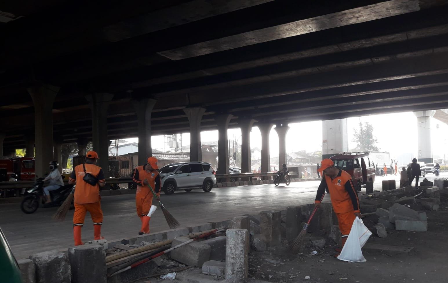 Petugas Pelangi Kecamatan Cakung Kerja Bakti di Jalan Sri Sultan Hamengkubuwono I