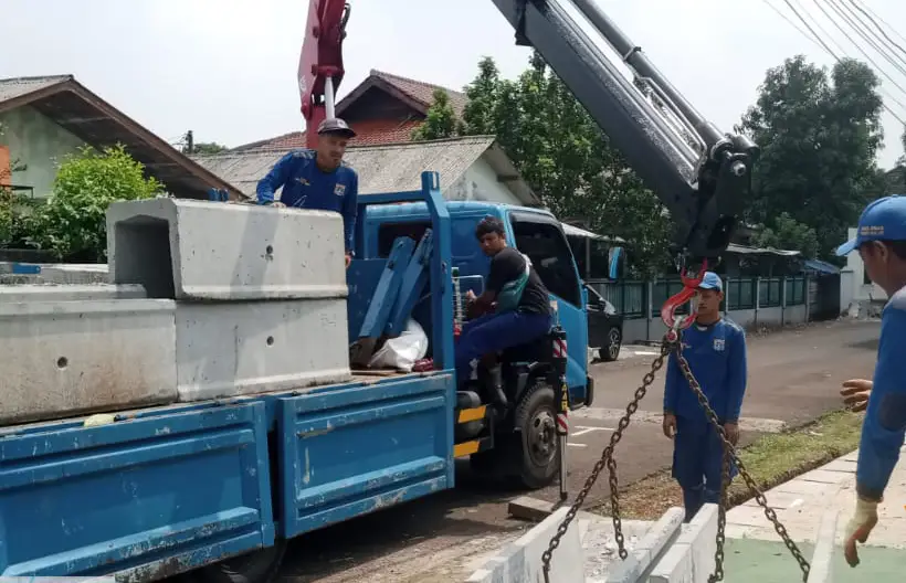 8 Satgas SDA Kecamatan Ciracas Perbaiki Saluran di Jalan Delima KDW