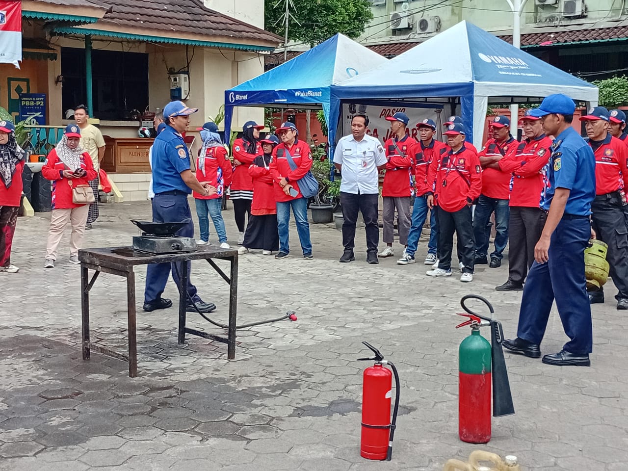 Puluhan Anggota REDKAR Kelurahan Klender Ikuti Simulasi Penanangan Kebakaran