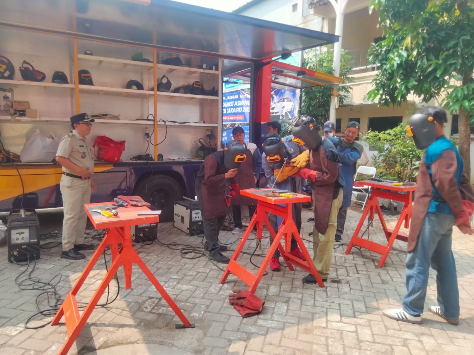 10 Warga Utan Kayu Selatan Mendapat Sertifikat Ketrampilan Juru Las Lewat MTU