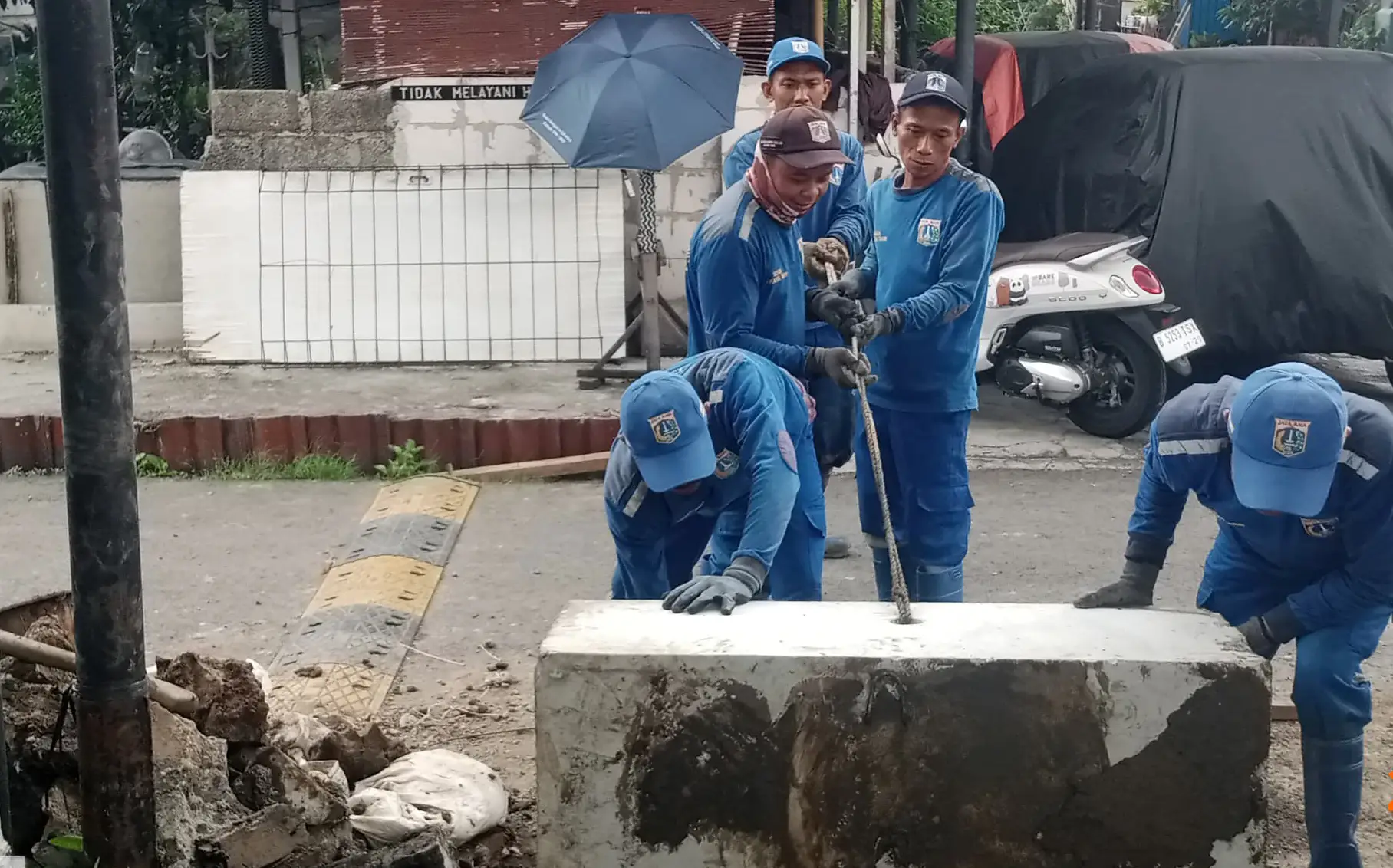 8 Satgas SDA Kecamatan Ciracas Lakukan Normalisasi Saluran di Jalan Dukuh KDW