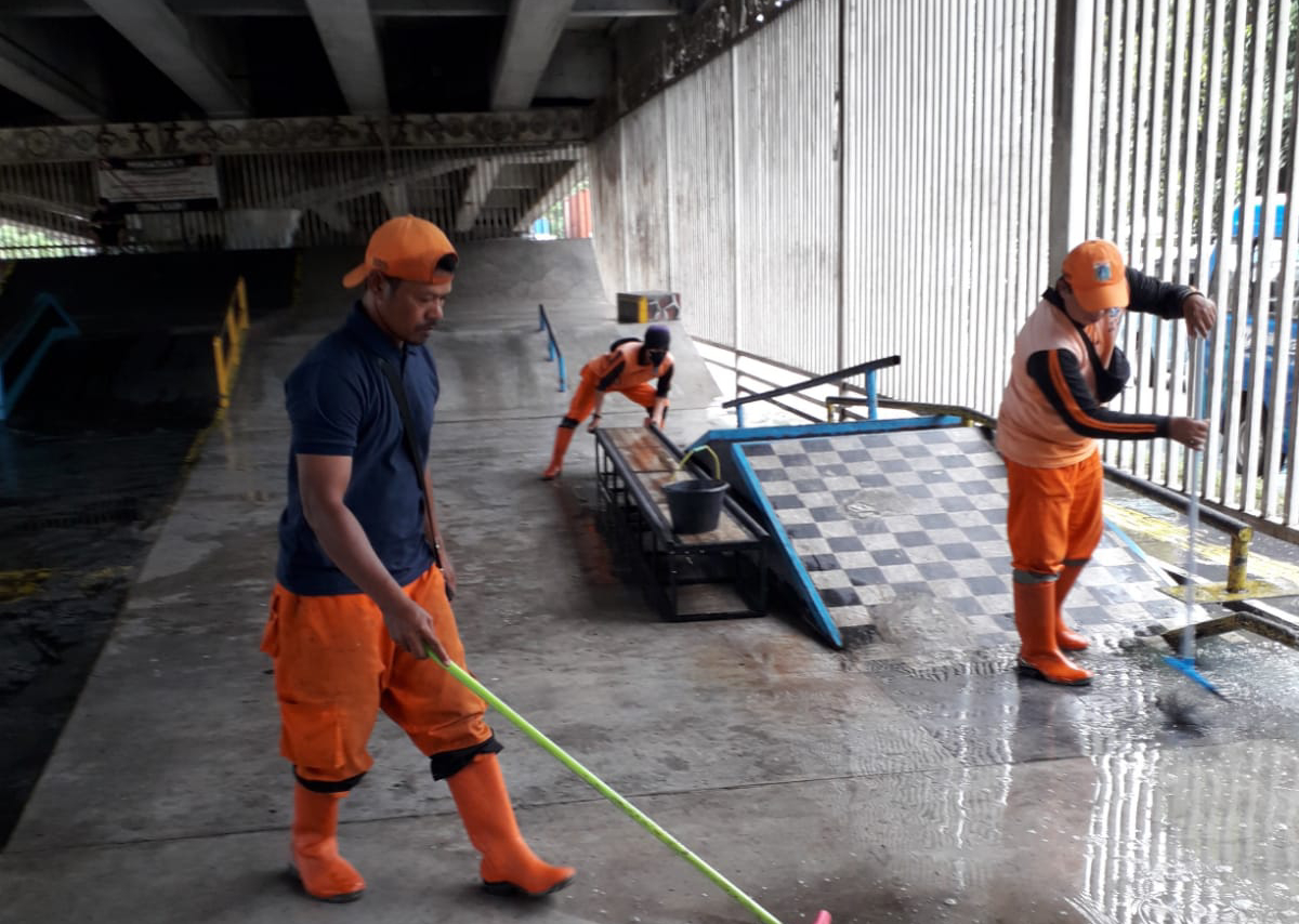 Jaga Lingkungan Bersih dan Nyaman, 35 Personel Dikerahkan Bersihkan Skatepark Kolong Flyover Kelurahan Susukan