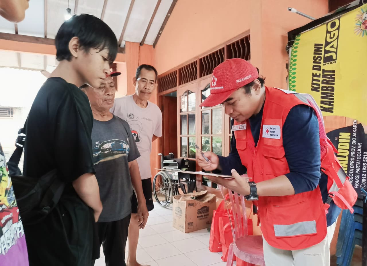 Penyintas Kebakaran di Kelurahan Ciracas Terima Bantuan dari PMI Jakarta Timur