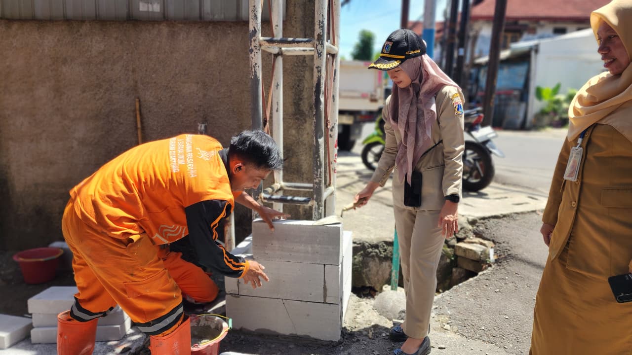Percantik Kawasan, 7 Personel PPSU Kelurahan Cijantung Bangun Gapura