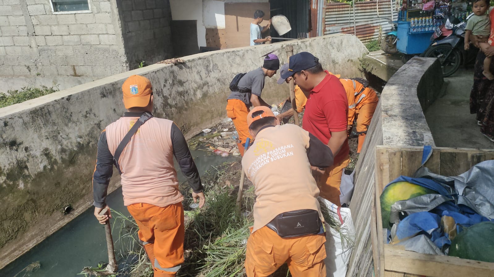 Cegah Genangan dan Banjir, PPSU Kelurahan Susukan Bersihkan Phb Jusin