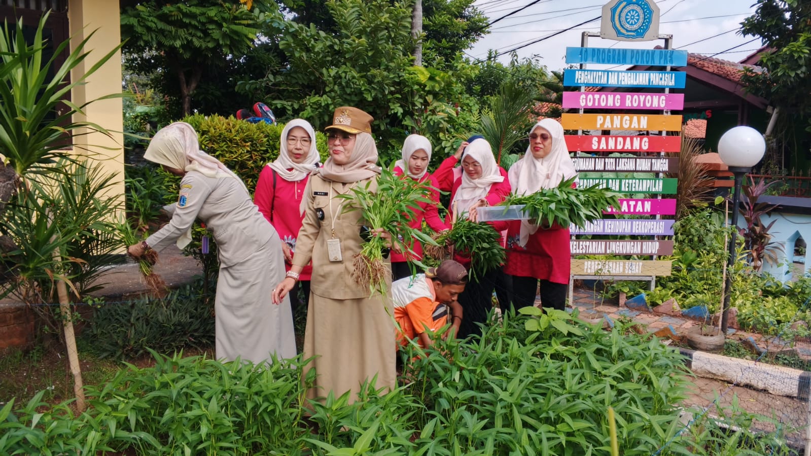 Kelurahan Pinang Ranti Berbagi Hasil Panen Sayur dan Ikan Hasil Urban Farming untuk Tujuh Anak Terindikasi Stunting