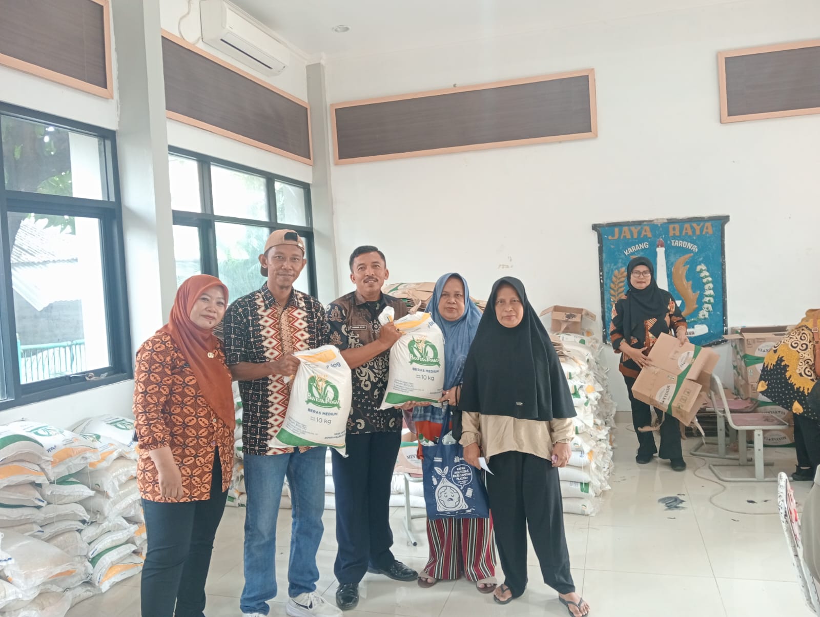 Kelurahan Pekayon Distribusikan Bantuan 2.278 Karung Beras untuk Warga