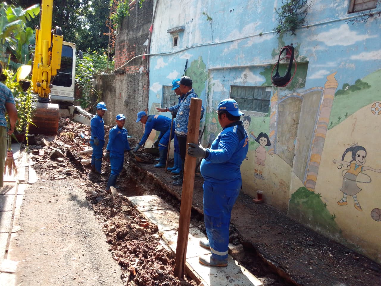 Cegah Genangan, SDA Kecamatan Ciracas Tingkatkan Fungsi Saluran di Jalan Tanah Merdeka