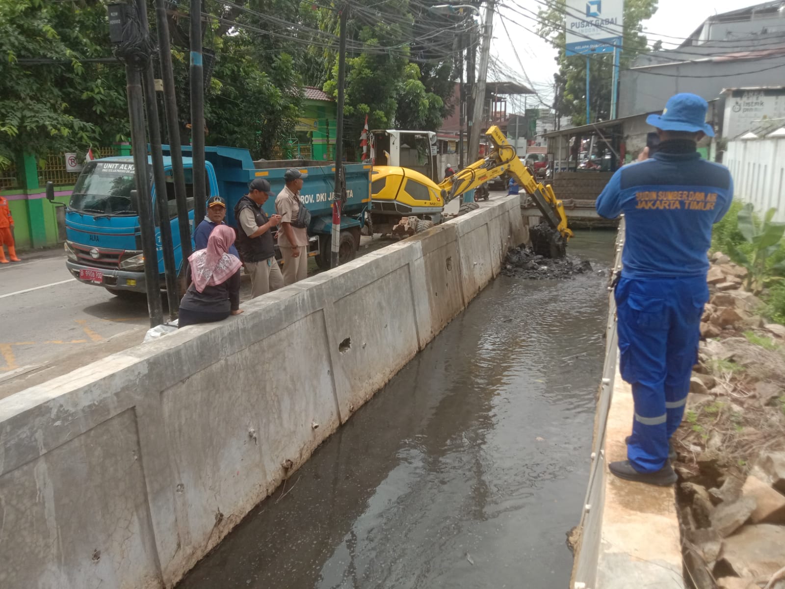 Tingkatkan Daya Tampung Air, Satgas SDA Kecamatan Ciracas Keruk Kali Jodo