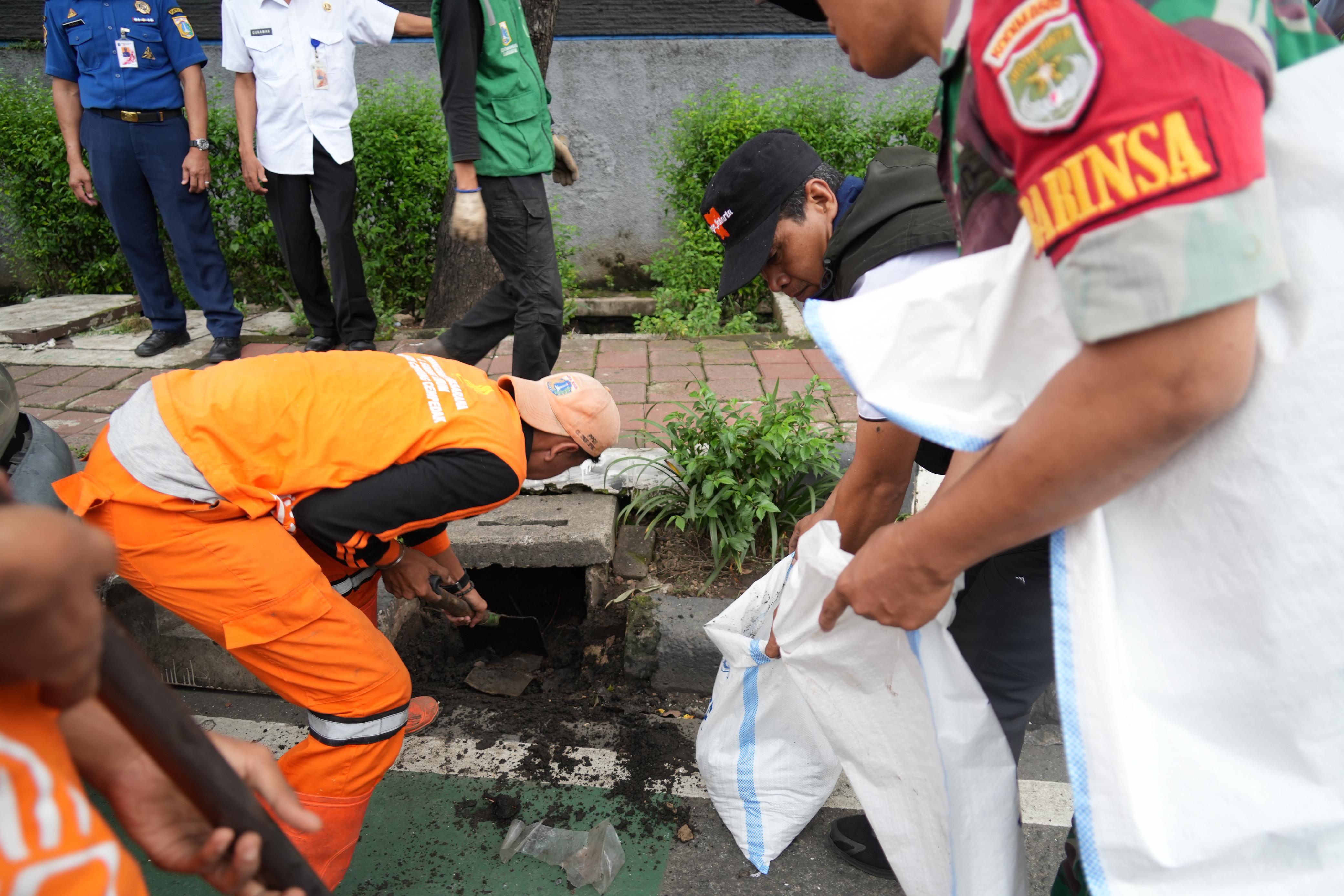 Antisipasi Genangan, Tim Gabungan Kecamatan Jatinegara Kerja Bakti di Jalan DI Panjaitan