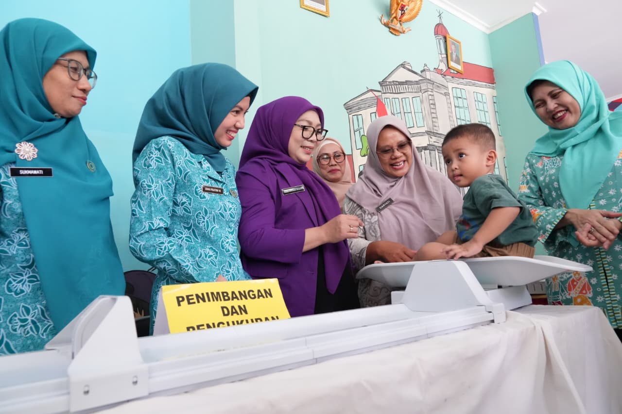 Ketua Tim Pembina Posyandu Jakarta Timur Monitoring Posyandu Balita di Kelurahan Jatinegara