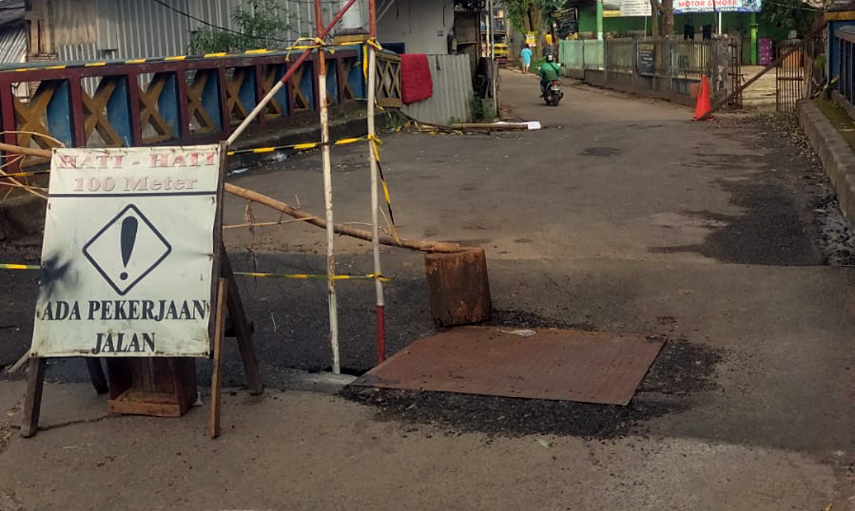 Kecamatan Cipayung Pasang Plat Baja di Jembatan Kampung Kramat, Hanya Bisa Dilalui Motor