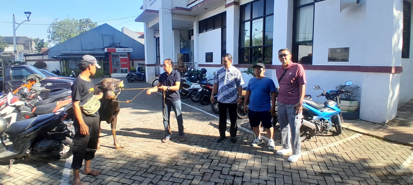 Kelurahan Pondok Kopi Terima Hewan Kurban dari RSI Pondok Kopi untuk Warga di 11 RW