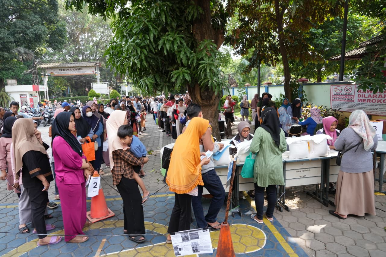 Kelurahan Pondok Kelapa Salurkan Bantuan Beras dan Minyak Goreng untuk 4.065 Warga