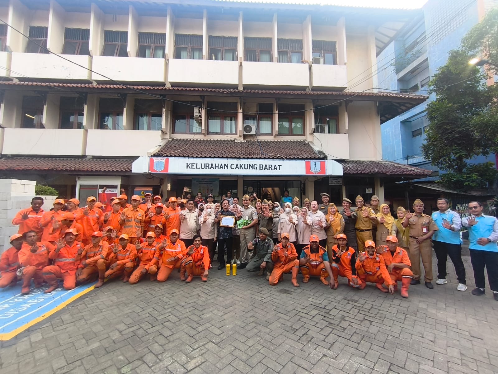 Kelurahan Cakung Barat Apresiasi Keberhasilan Pengurus RT 003 RW 09 Kelola Sampah Organik Terpadu