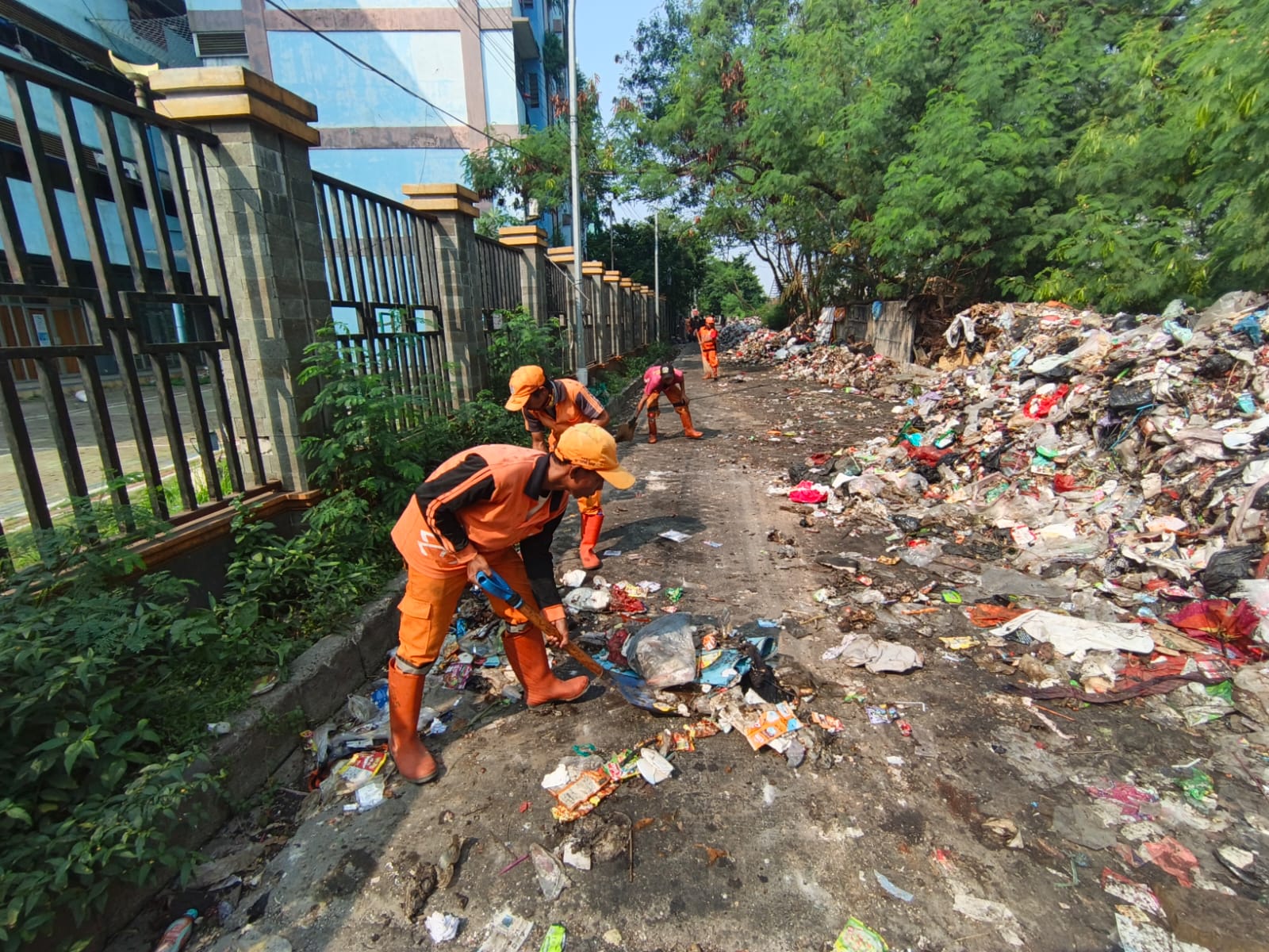 Kelurahan Cakung Barat Percepat Penutupan TPS Liar, Fokus Kosongkan TPS RW 08