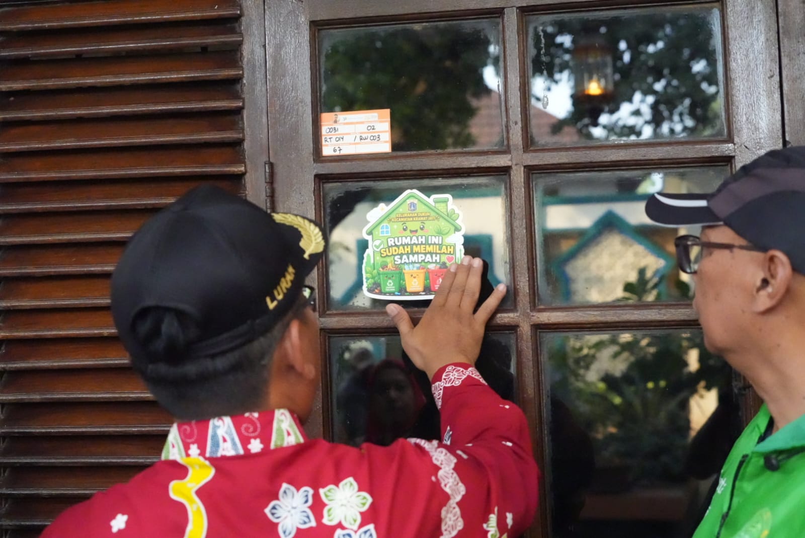 Kelurahan Dukuh Pasang Stiker Apresiasi di Dua RW untuk Dukung Pilah Sampah
