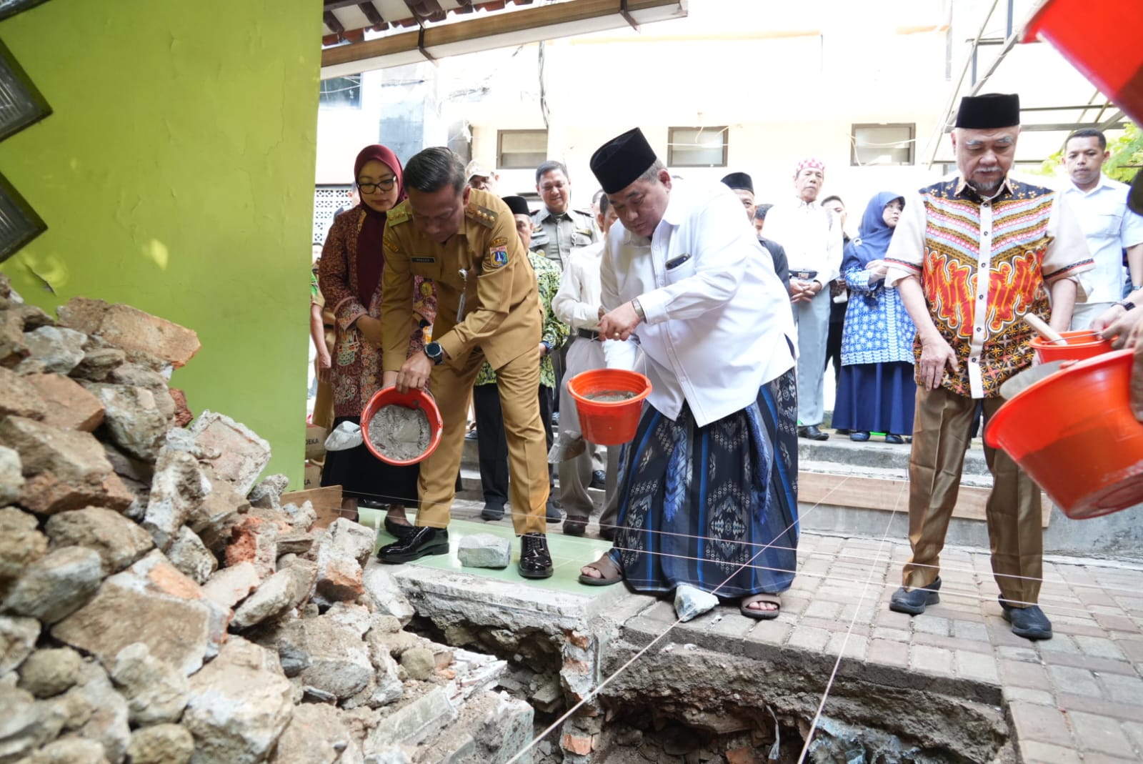 Walikota Pimpin Peletakan Batu Pertama Renovasi Musala dan Peresmian Lapangan Bulutangkis Kantor Kecamatan Cipayung