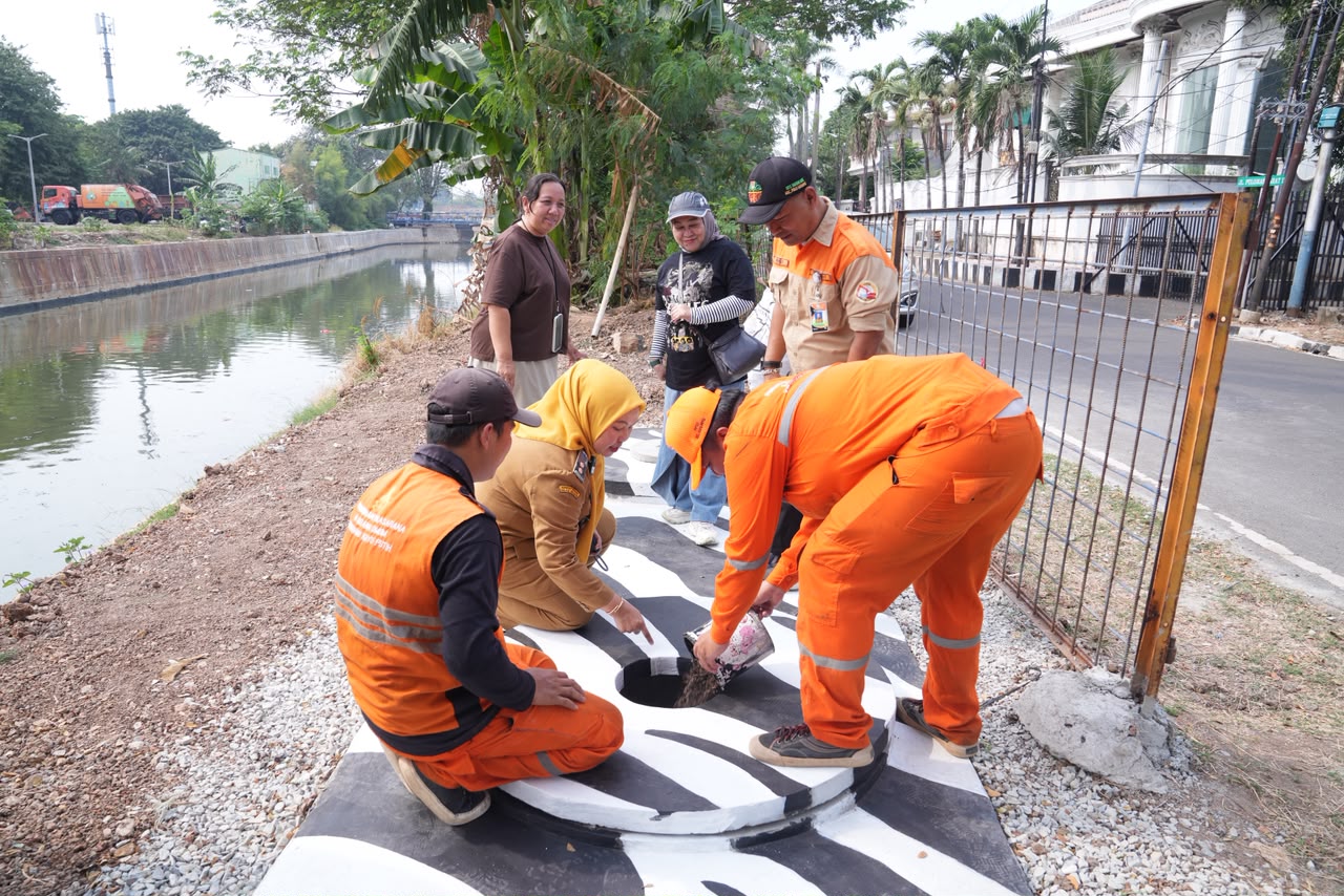 Kelurahan Kayu Putih Bangun Biopori Jumbo untuk Olah Sampah Dapur Warga