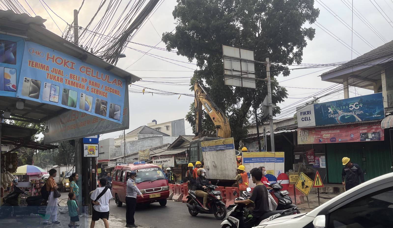 Satpel Dishub Kecamatan Ciracas Siaga Atur Lalin di Penganten Ali Ciracas