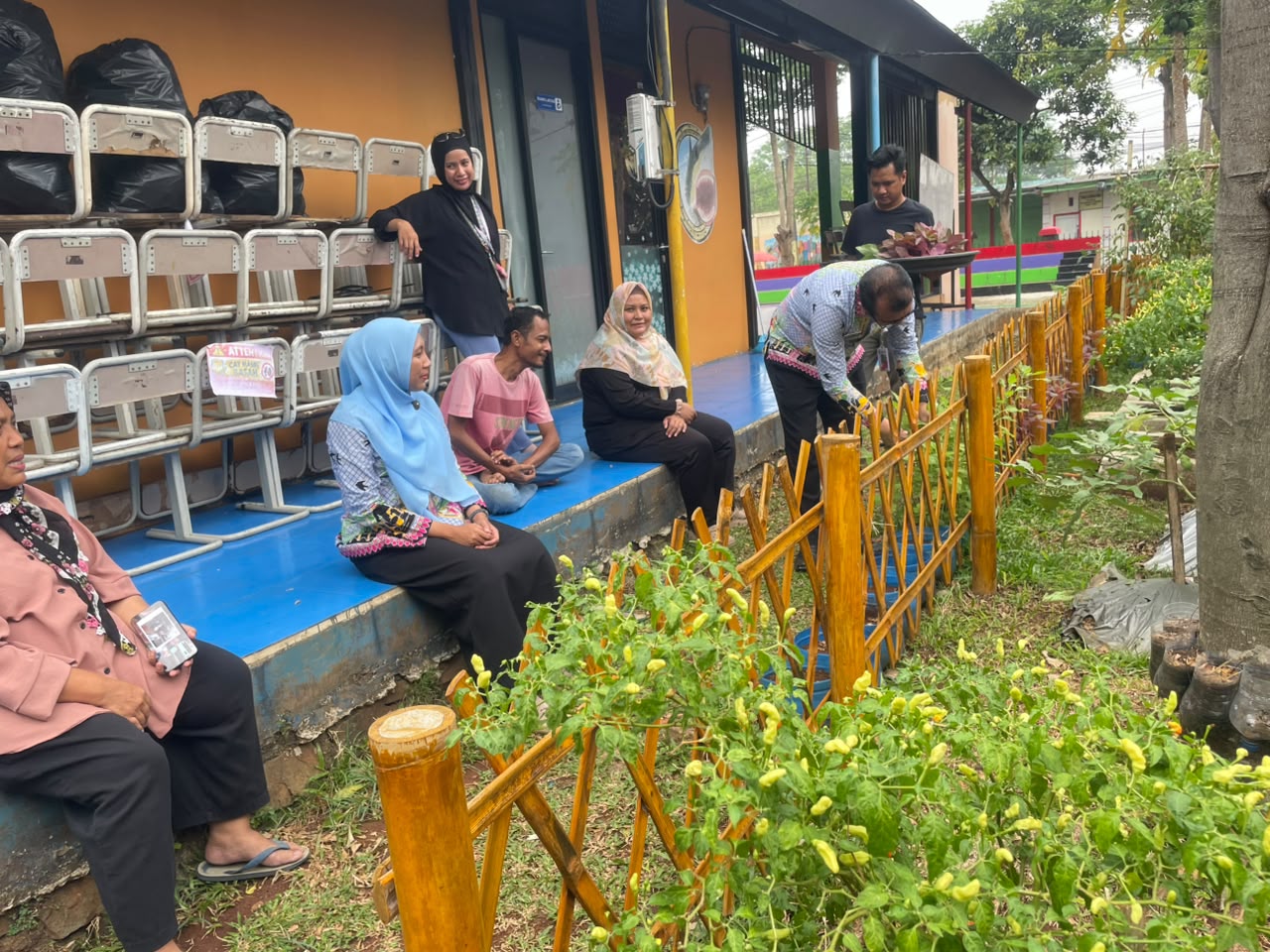 Kelurahan Pekayon Panen 35 Kg Sayuran di RPTRA Kopi Gandaria