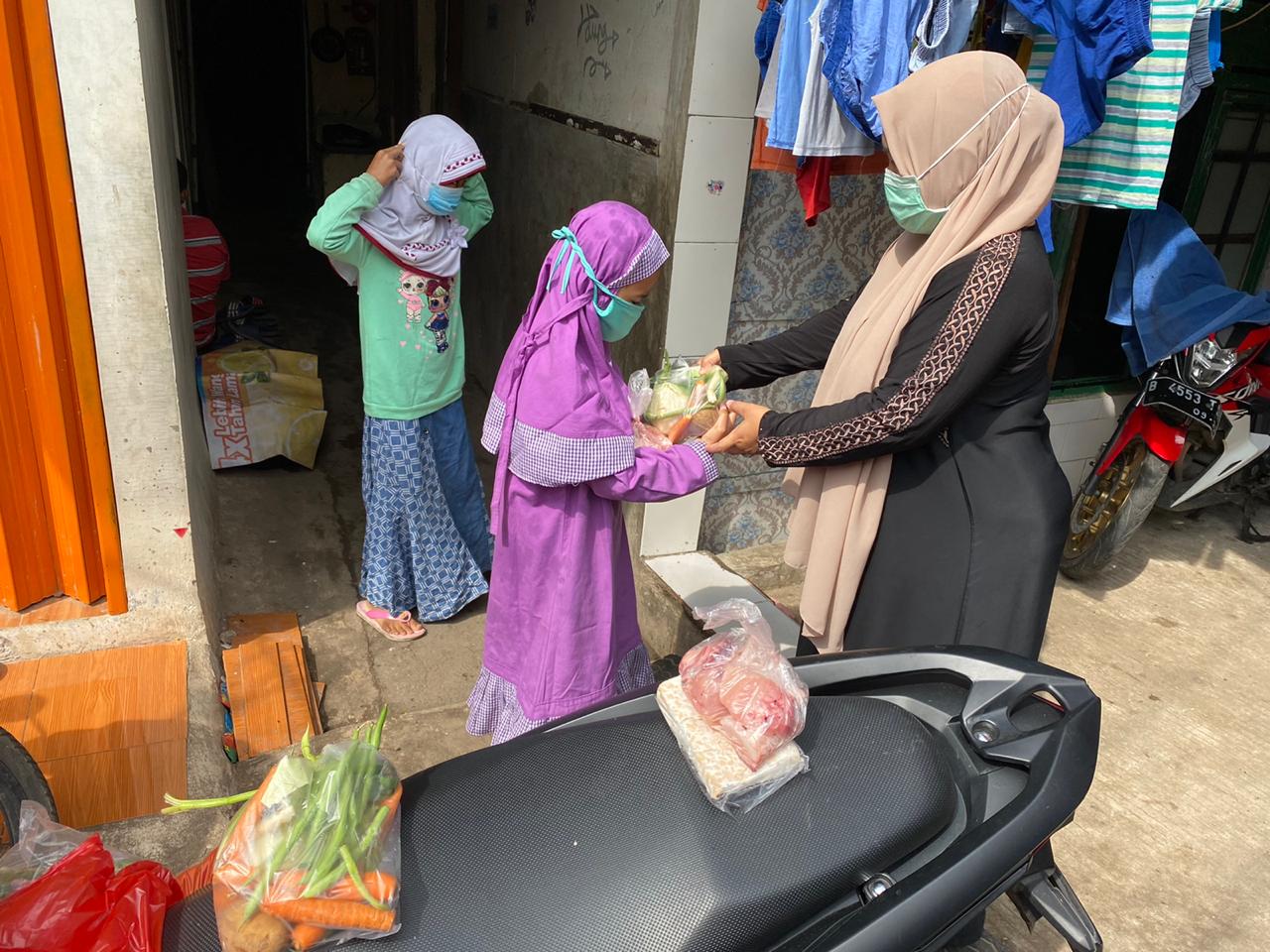 Petugas Makam Tpu Pondok Ranggon Terima Bantuan 200 Apd